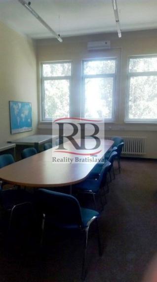 Klimatizovaný kancelársky priestor na Bojnickej ul. v Novom meste, 26m2