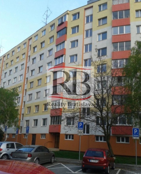 Na prenájom 4 izbový zariadený byt na Belinského ulici v Petržalke