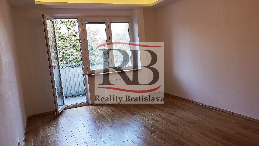 3-izbový byt vo vyhľadávanej ružinovskej lokality Ostredky na ulici Mesačná.