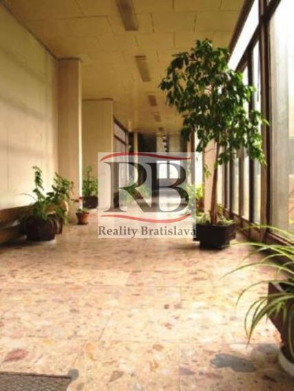 Na prenájom kancelársky priestor na Nádražnej ulici v Ivanke pri Dunaji, 71,2m2