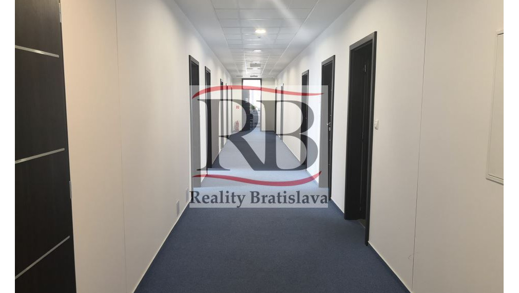 Kancelárske priestory v blízkosti diaľničného obchvatu a letiska