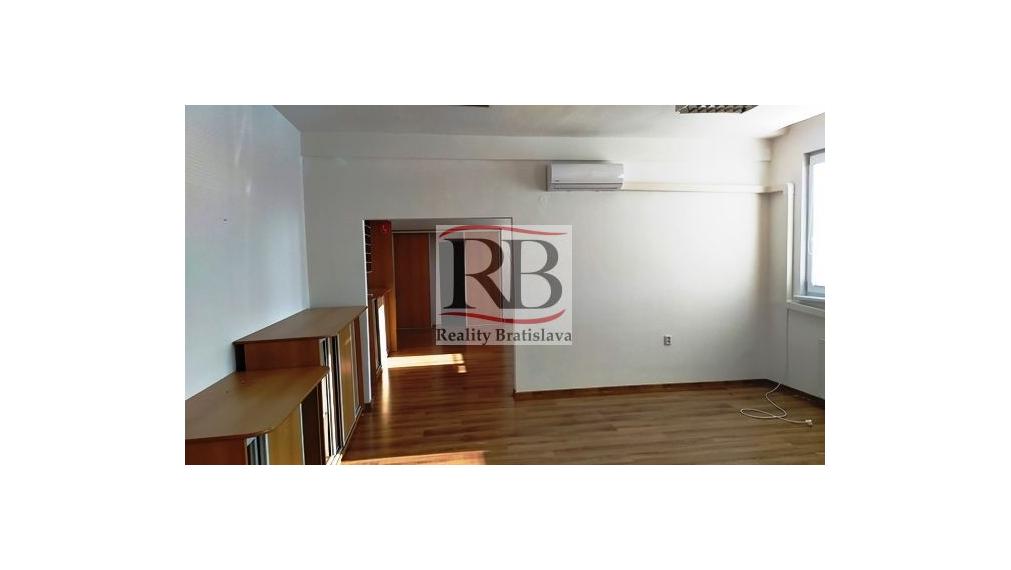 Zariadená klimatizovaná dvojkancelária s príručným skladom