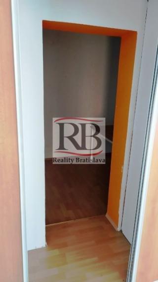 Zariadená klimatizovaná dvojkancelária s príručným skladom