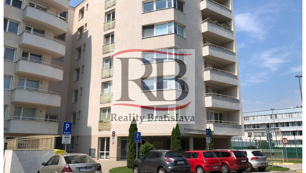 Pekné 2 kancelárie s balkónom, pri hoteli Holiday Inn, 49 m2