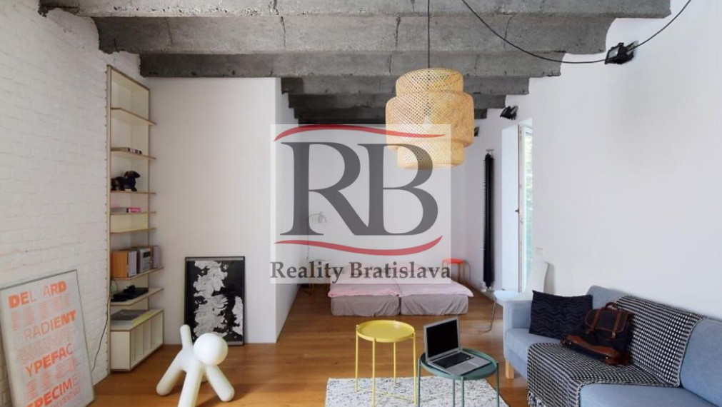 Na prenájom 1 izbový zrekonštruovaný byt na Prievozskej ulici v Ružinove, BAII