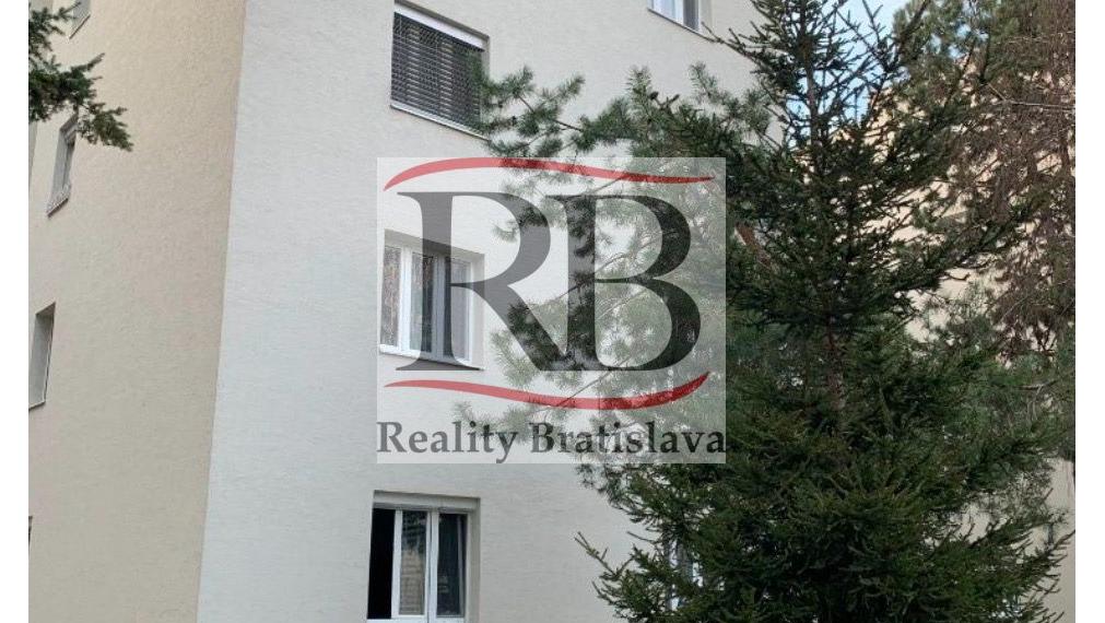 Na prenájom priestranný 1-izbový byt v areáli Nová Doba so súkromným parkovaním, BAIII