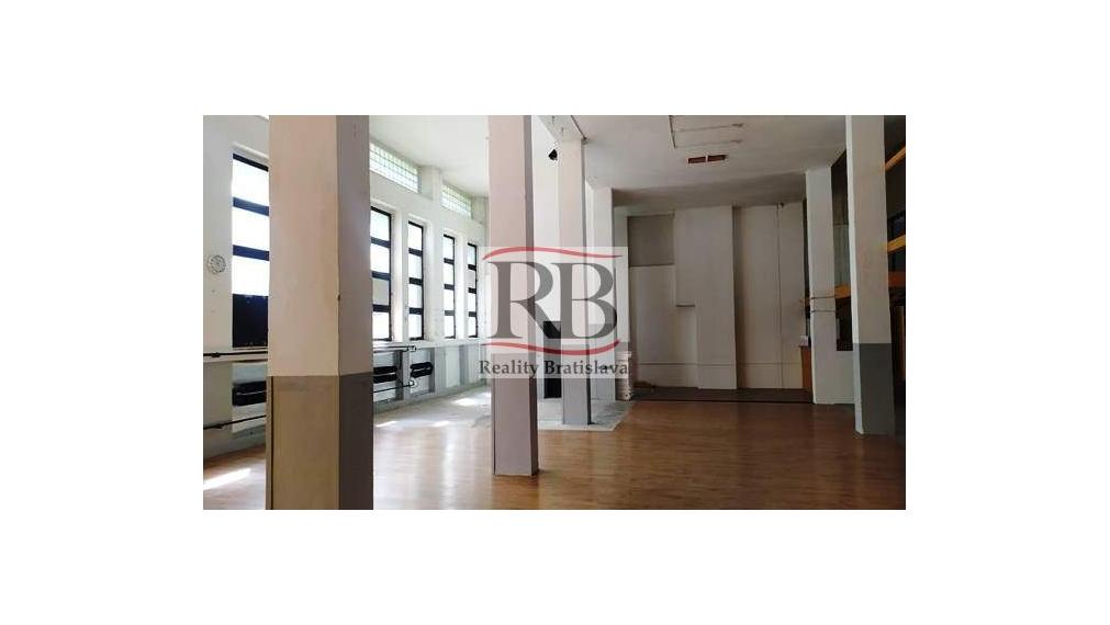 Skladový priestor 300m² v Ružinove