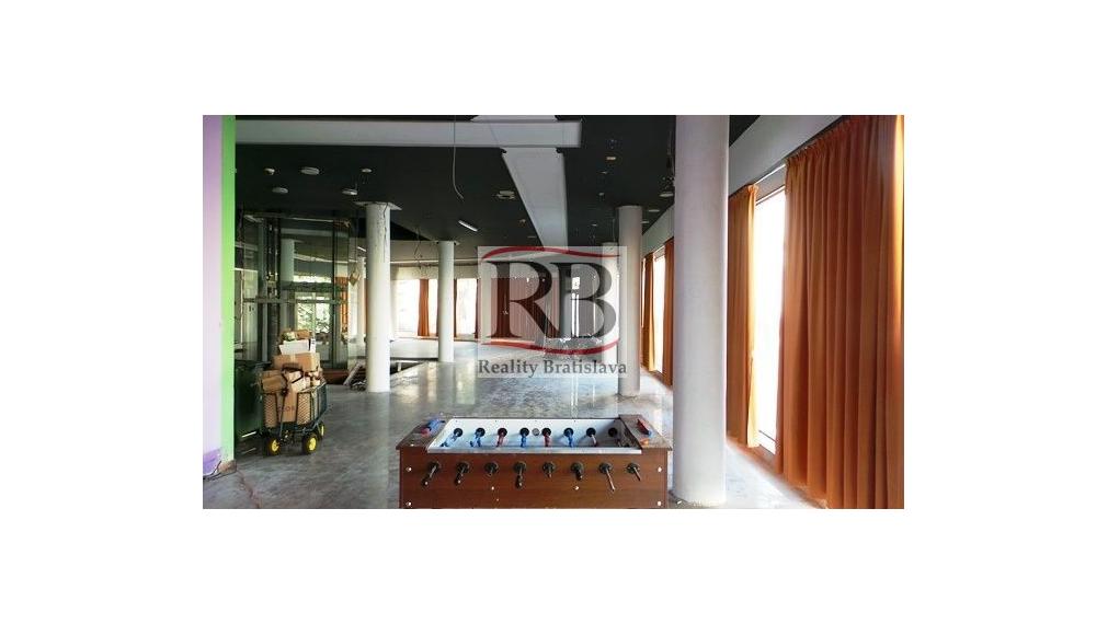 Obchodný priestor 363m² v BA I - Starom Meste na prenájom