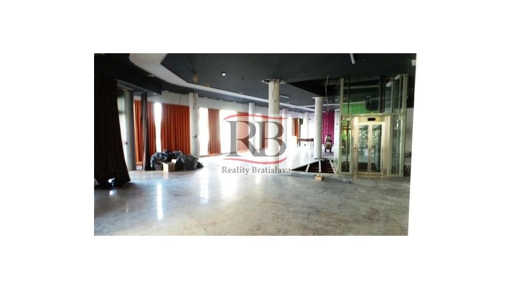 Obchodný priestor 363m² v BA I - Starom Meste na prenájom