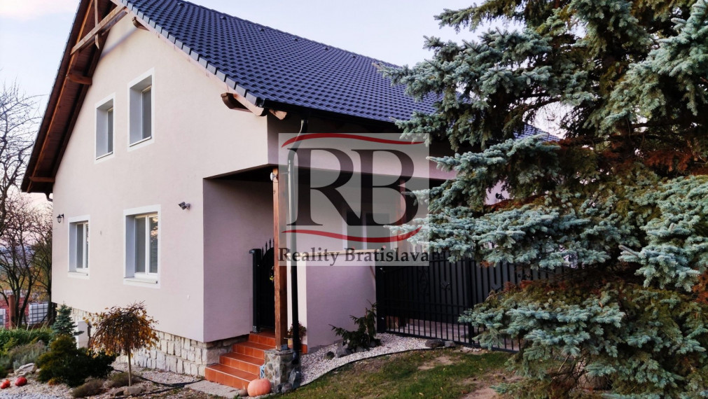 Na predaj 4-izbový rodinný dom v obci Sološnica