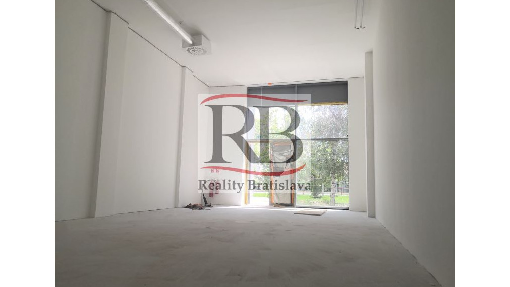 Nový obchodný priestor s vysokými stropmi na Račianskej ulici, 71,48m2