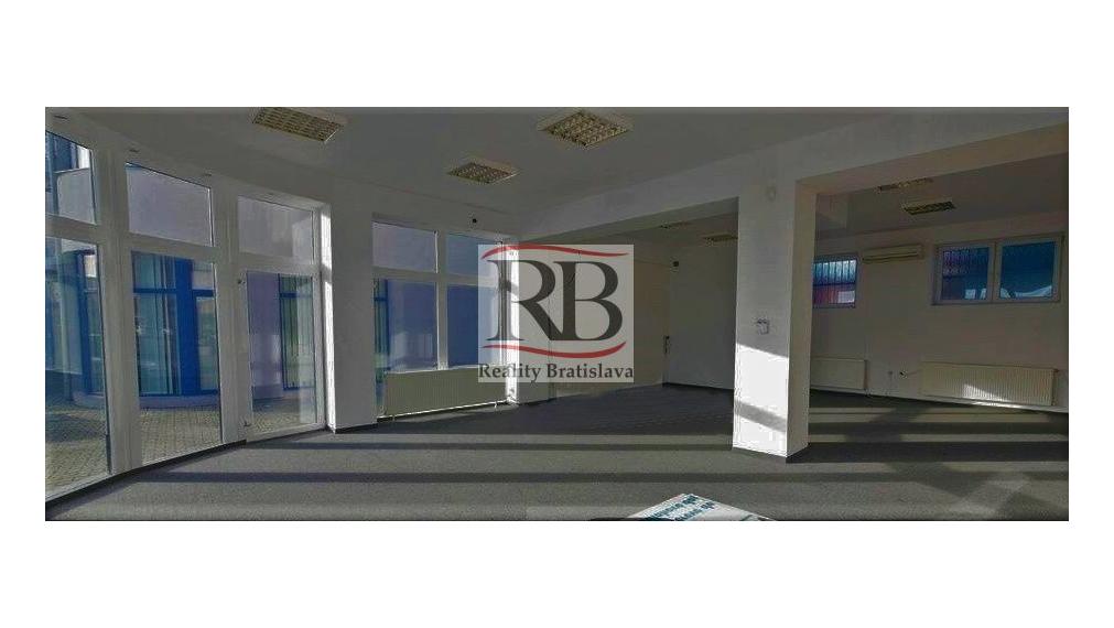 Obchodný priestor na rušnej ceste s preskleným výkladom, 85m²