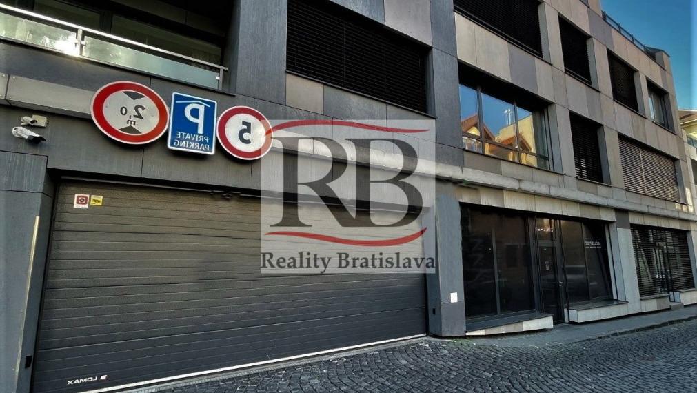 Obchodný /administratívny priestor s veľkým výkladom a parkovaním, 93 m²