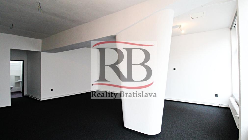 Na predaj obchodný/administratívny priestor so služobným bytom, 95 m²
