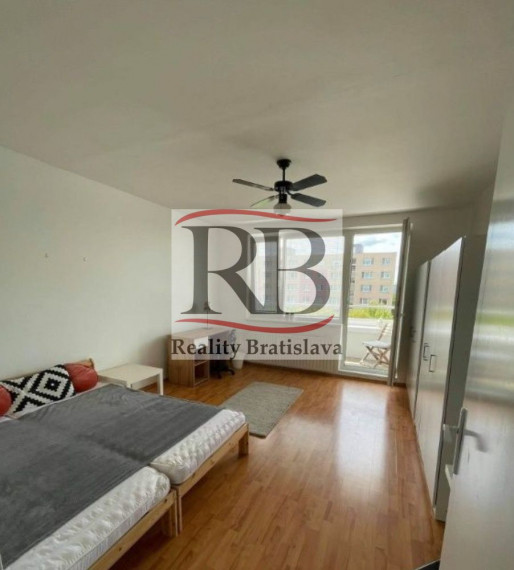 Na predaj 3-izbový byt na Znievskej ulici v Petržalke