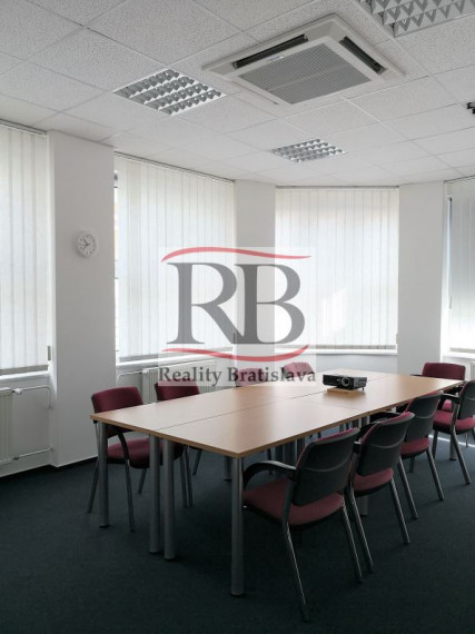 Kancelársky celok na vyvýšenom prízemí v blízkosti Hlavnej vlakovej stanice, 200m²