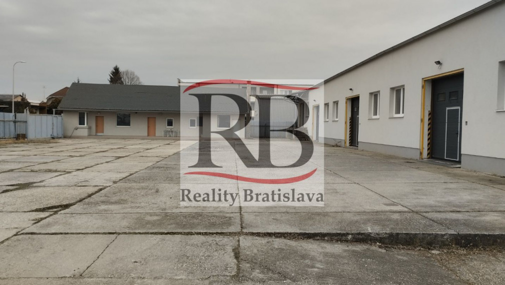 900 m2 priemyselná hala, 100 m2 samostatne stojace kancelárske priestory a 1200 m2 spevnená plocha na prenájom,  Malacky