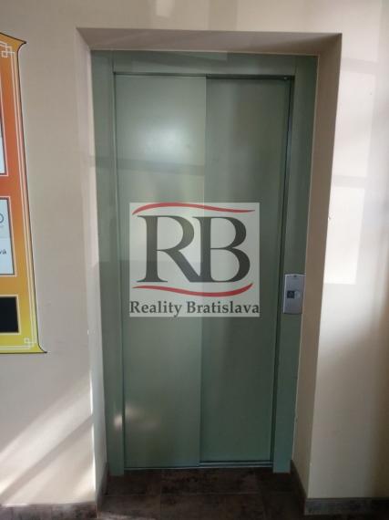 Priestory na Rebarborovej ulici v budove Harley Davidson na prenájom, BAII