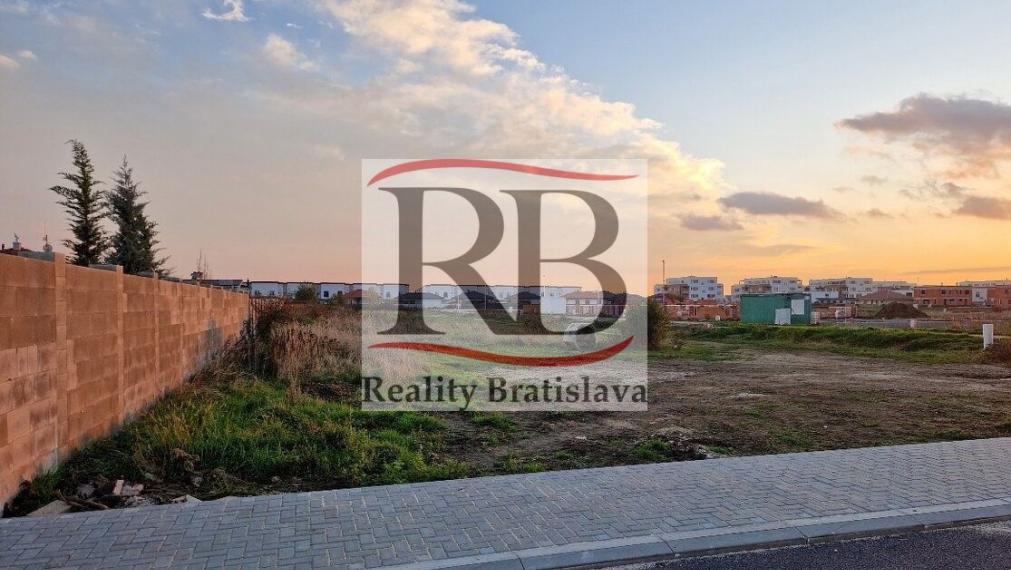 Na predaj stavebný pozemok v obci Miloslavov, 696m2