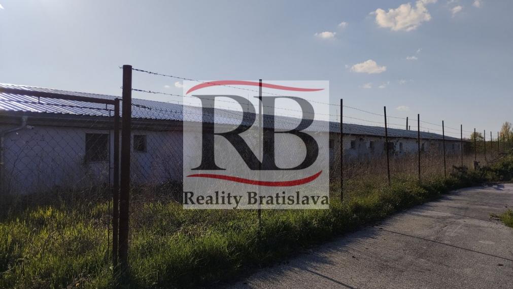 819 m2  samostatne stojaca hala s kanceláriou a 1izb. bytom ,Vysoká pri Morave