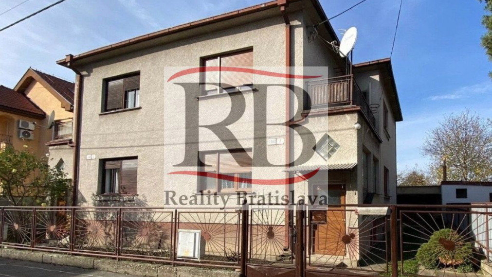 Dvojpodlažný rodinný dom vo Vajnoroch na predaj