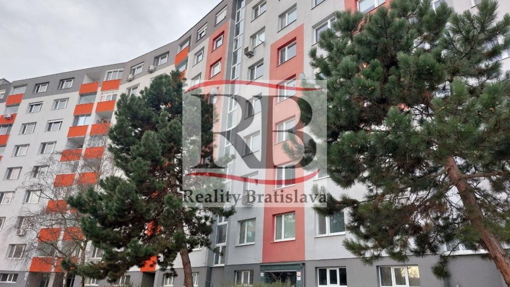 Na predaj 3-izbový byt na Ľubovnianskej ulici v Petržalke