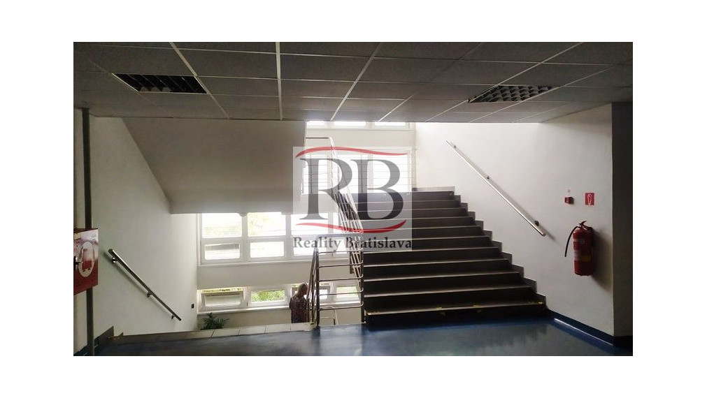 Kancelária 39,5 m2 s umývadlom v BA III na prenájom