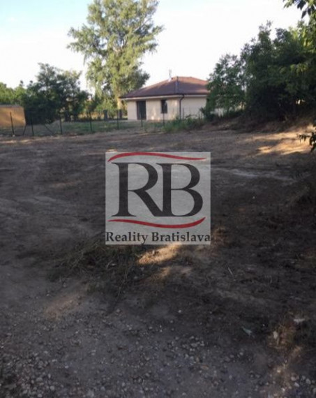 Stavebný pozemok 3005 m2 v obci Hamuliakovo na predaj