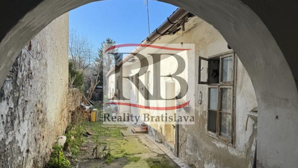5 izbový dom v historickej časti centra Pezinka na predaj