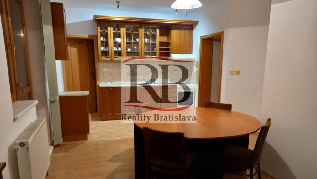 Veľký 2.5i byt s možnosťou prenájmu garáže v Ružinove