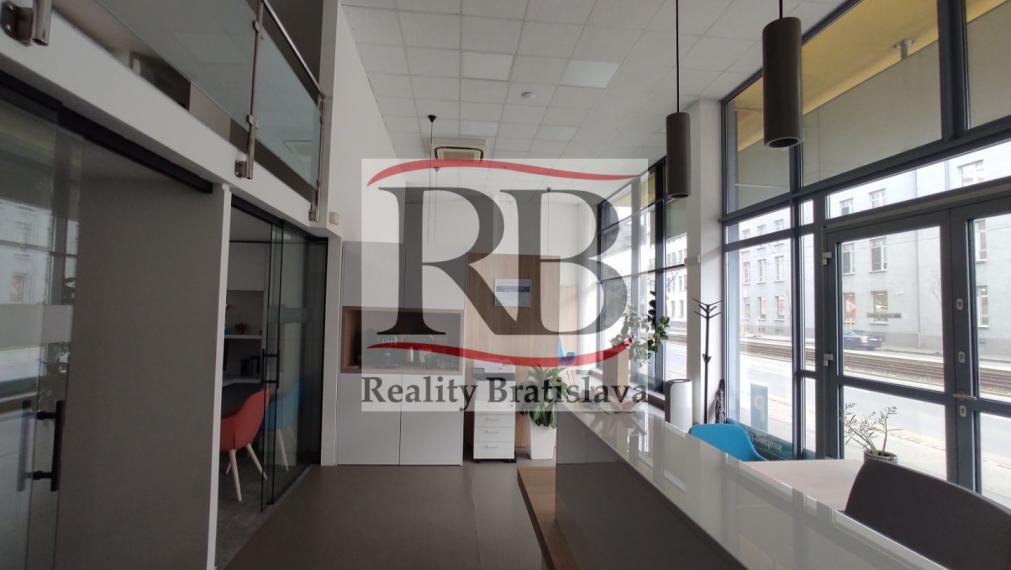 Obchodno-administratívny priestor s preskleným výkladom na Račiansku ulicu, 142m2