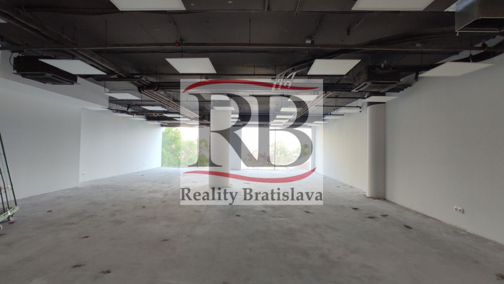 Obchodný priestor so skladíkom a zázemím vo Vienna Gate, Kopčianska-Petržalka, 170,39m2