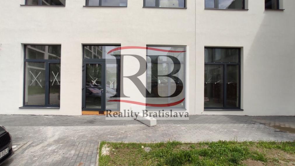 Obchodný priestor s vysokými stropmi vhodný aj na kaviareň, Sliačska, 129,82m2