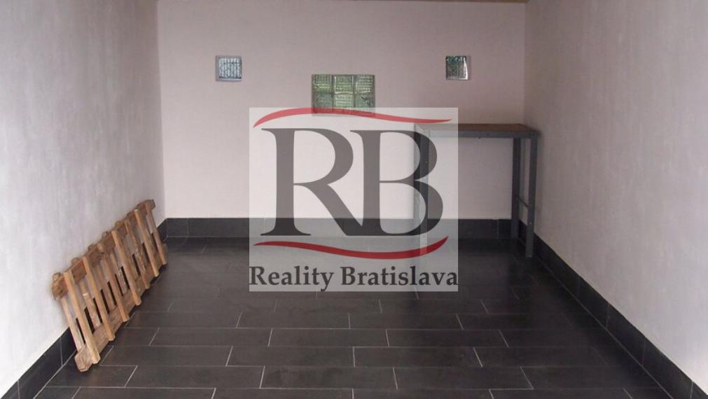 Garáž 15 m2 na Trenčianskej ulici v Ružinove na predaj