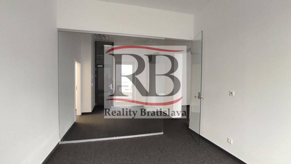 Moderné administratívne priestory s výhľadom na Prezidentský Palác, BAI