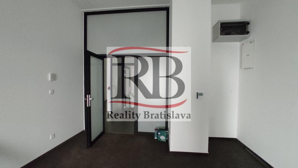 Moderné administratívne priestory s výhľadom na Prezidentský Palác, BAI