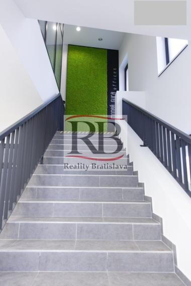 Moderné administratívne priestory s výhľadom na Prezidentský Palác, BAI