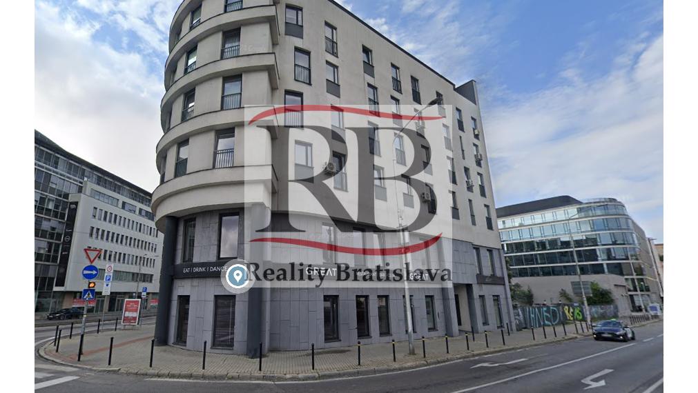 Moderné administratívne priestory s výhľadom na Prezidentský Palác, BAI