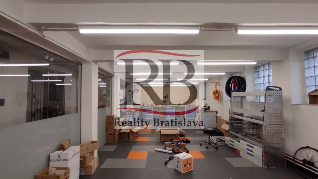 Obchodno-servisno skladový priestor na Račianskej ulici v Novom Meste, 144 m2