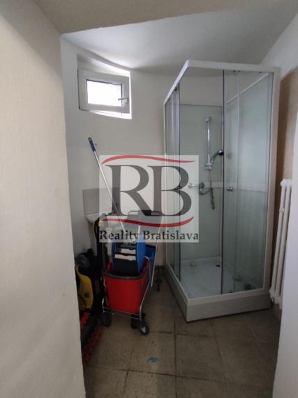 Obchodno-servisno skladový priestor na Račianskej ulici v Novom Meste, 144 m2