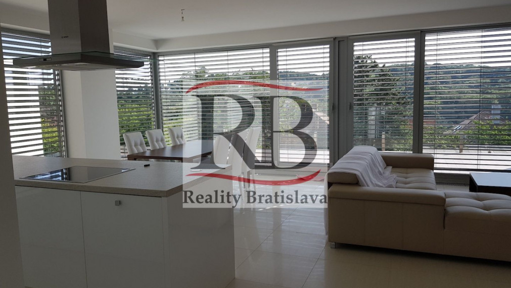 Exkluzívny 5-izb. byt s terasou a parkovaním v rezidenčnej vile na prenájom, Tajovského-Staré Mesto