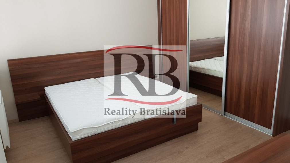 Exkluzívny 5-izb. byt s terasou a parkovaním v rezidenčnej vile na prenájom, Tajovského-Staré Mesto