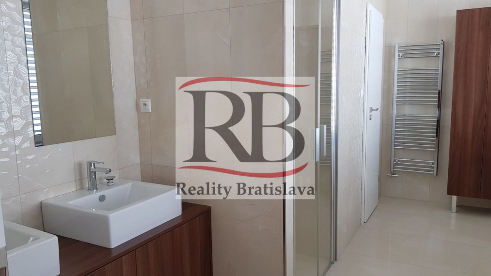 Exkluzívny 5-izb. byt s terasou a parkovaním v rezidenčnej vile na prenájom, Tajovského-Staré Mesto