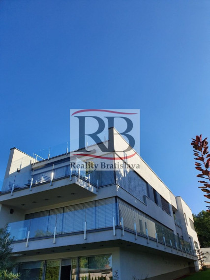 Exkluzívny 5-izb. byt s terasou a parkovaním v rezidenčnej vile na prenájom, Tajovského-Staré Mesto