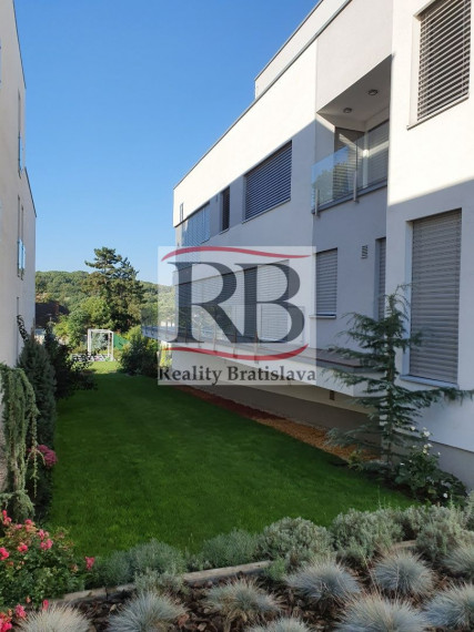 Exkluzívny 5-izb. byt s terasou a parkovaním v rezidenčnej vile na prenájom, Tajovského-Staré Mesto