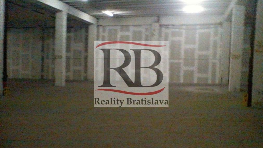 Skladové priestory, Na pántoch, Bratislava III