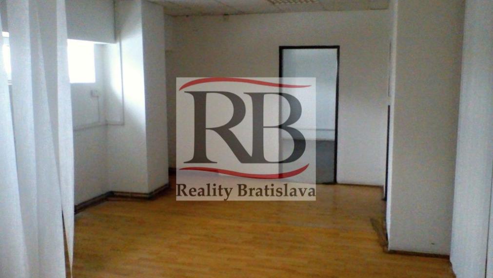 Skladové priestory, Na pántoch, Bratislava III