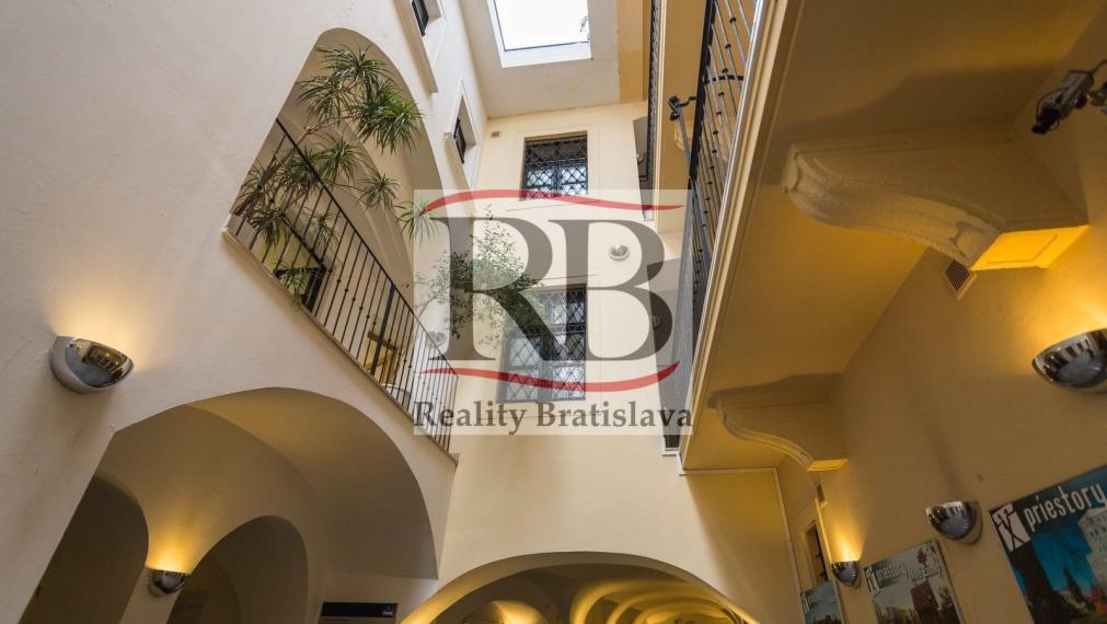 Priestory na pešej zóne v krásnej historickej budove, Michalská ulica-Staré Mesto TOP