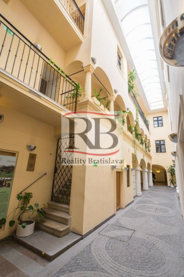 Priestory na pešej zóne v krásnej historickej budove, Michalská ulica-Staré Mesto TOP