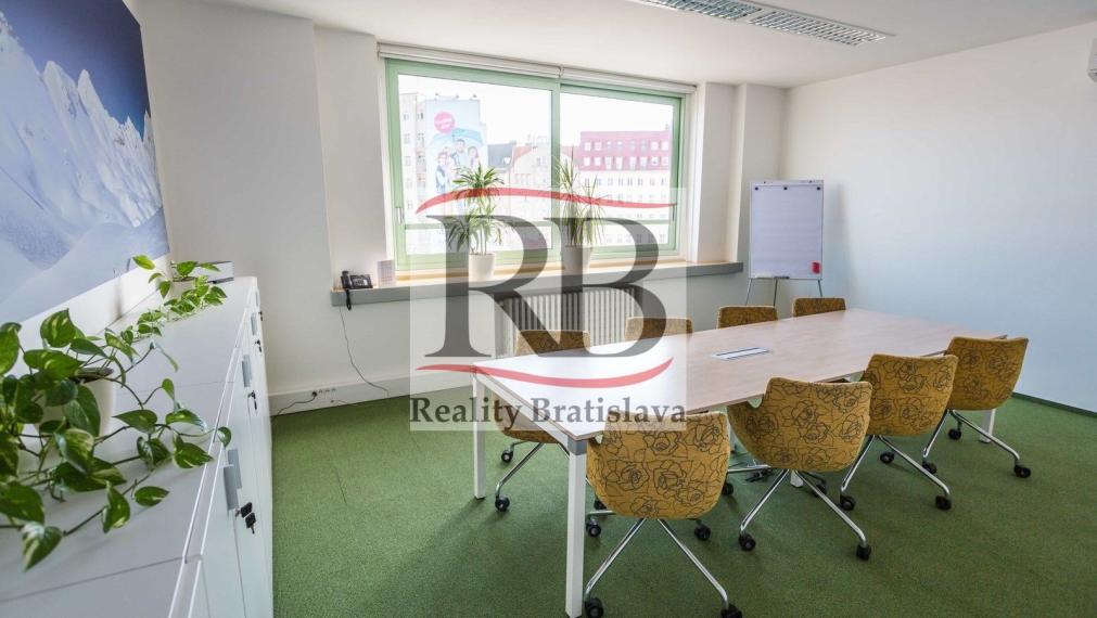 Kancelárske priestory na Námestí SNP, v blízkosti Kamenného Námestia, 80m2 TOP